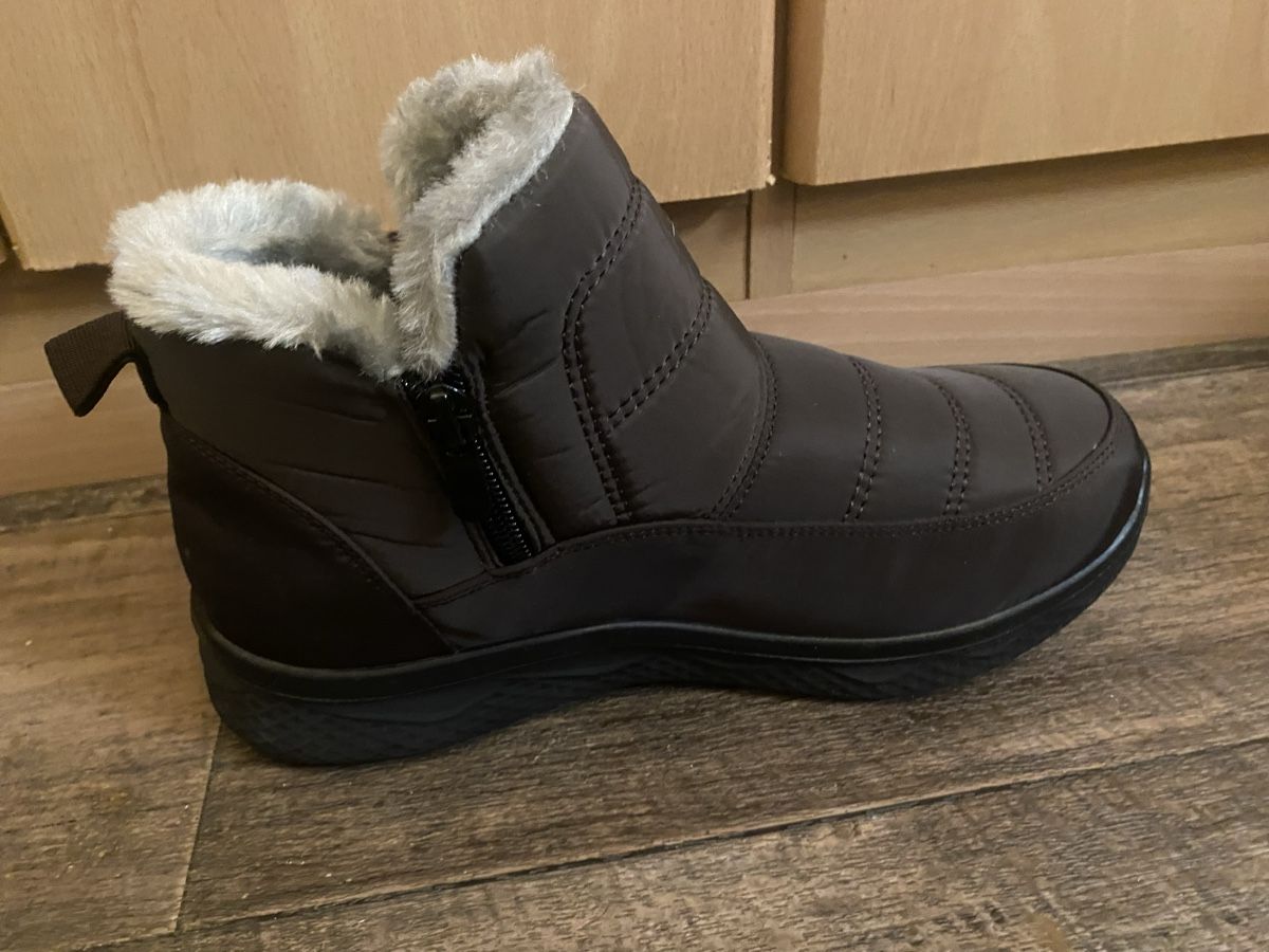 Scarpe da donna: kurze Winterstiefel gr.37 – Usato da Seewen SZ venduto da shaky01 2