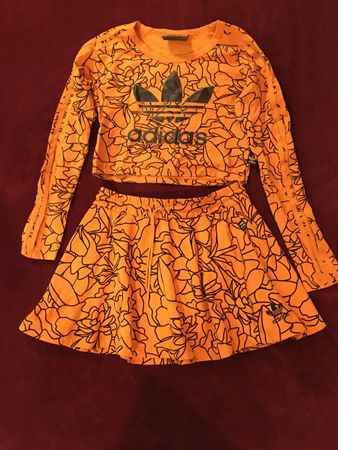 COOL: Adidas Set bedrucktes, orangefarbener Sportanzug 