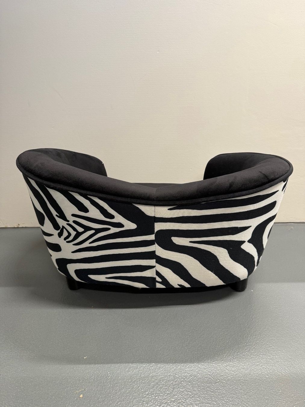 Cucce & Letti: Hunde/Büsi-Sofa im stylischen Zebra-Look – Usato da Leimbach AG venduto da SheAmelie 3