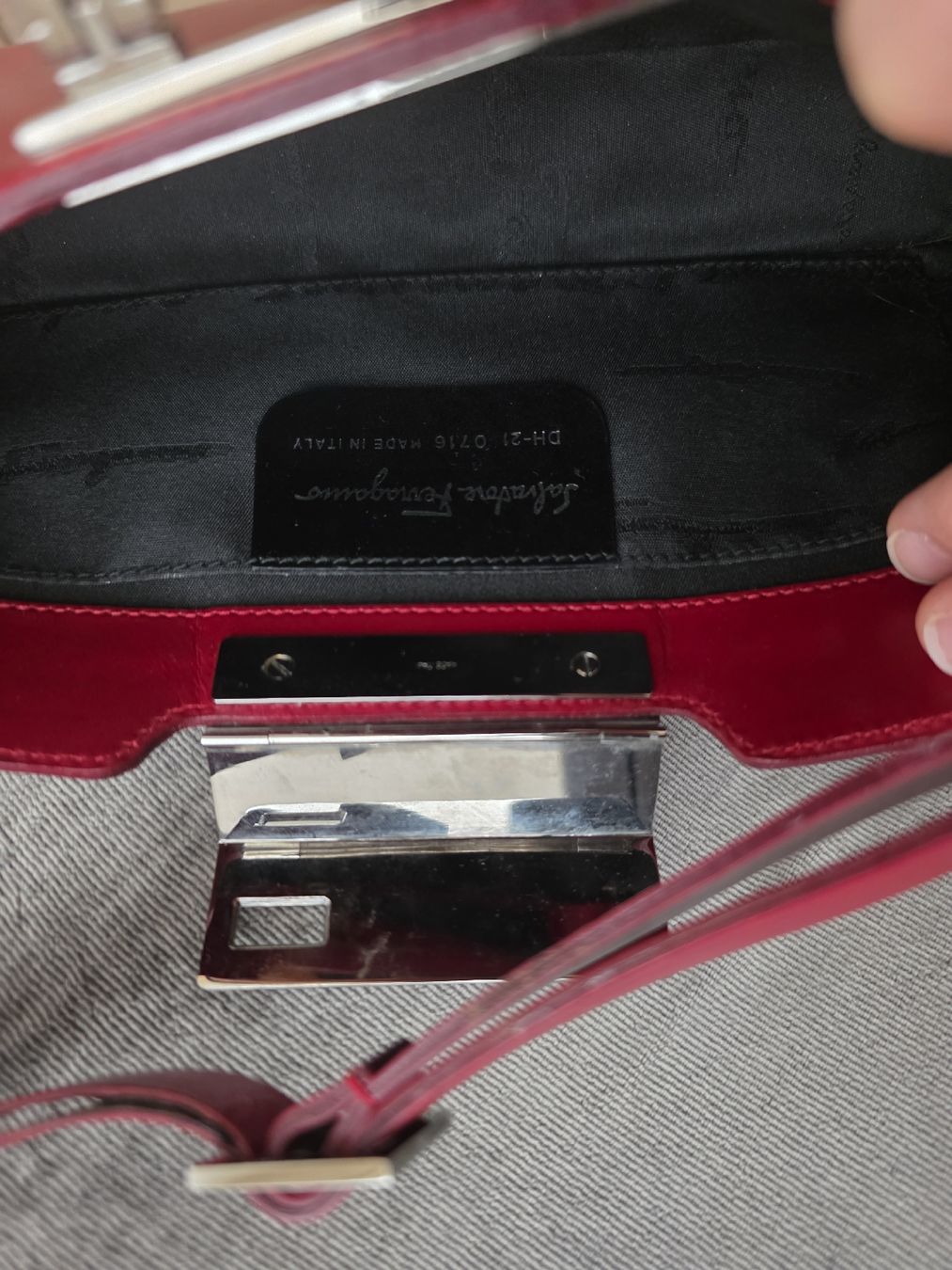Salvatore Ferragamo Taschen für Damen: Salvatore Ferragamo Schultertasche – Gebraucht aus Luzern von juli.star 3