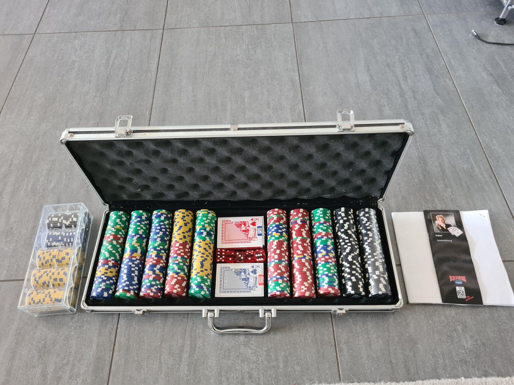Giochi: Pokerkoffer mit Zusatzchips Schnäppchen – Nuovo (secondo la descrizione) da Rheinfelden venduto da Saunamanfan 2
