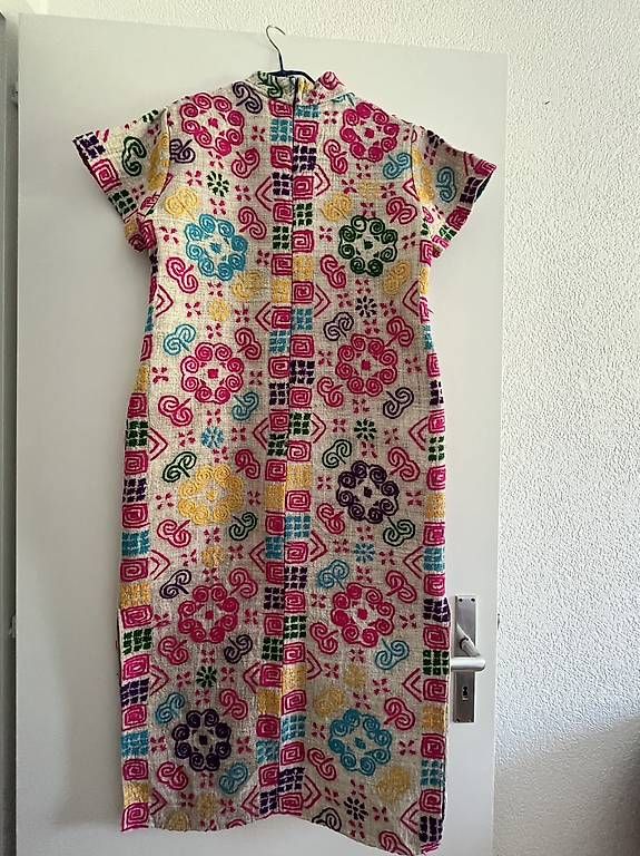 Robes: Robe Thaïlandaise brodée à la main – D'occasion à Sion par Alvaten