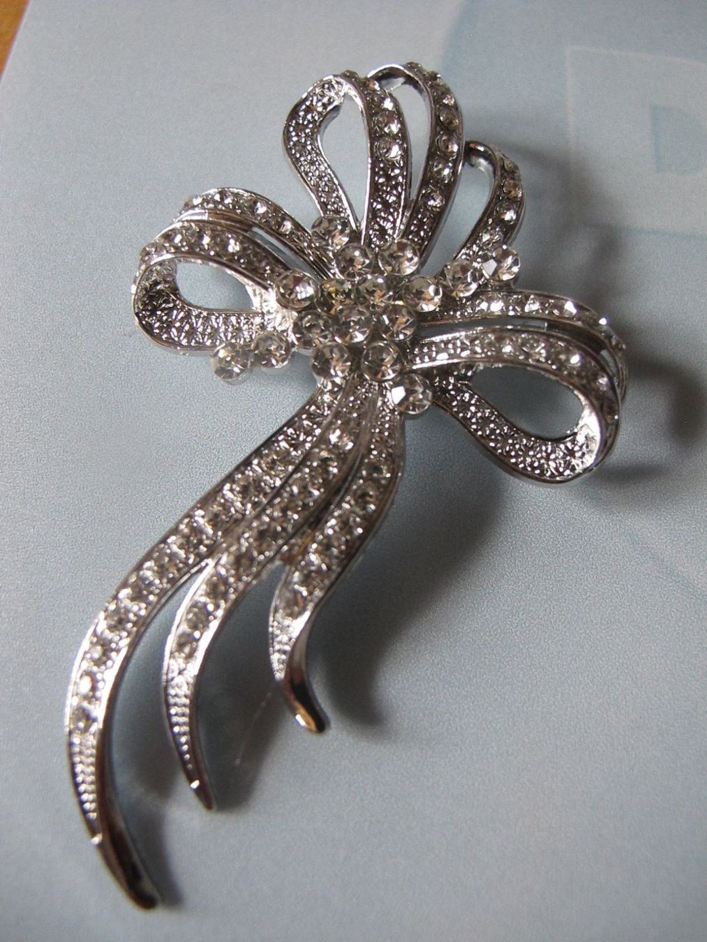Spille & Fermagli: Elegante  Brosche mit Strass, Schleife, Silberlook... – Nuovo (secondo la descrizione) da Löhningen venduto da Chimae67