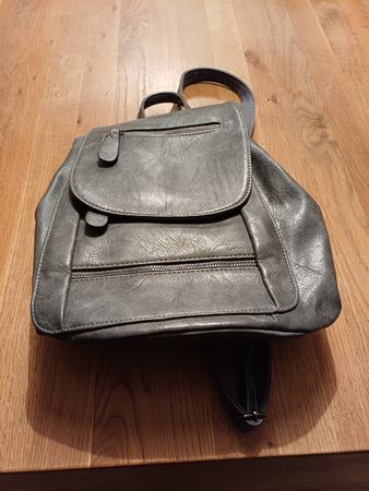Grauer Rucksack im Vintage-Stil, ideal für kleine Ausflüge.
