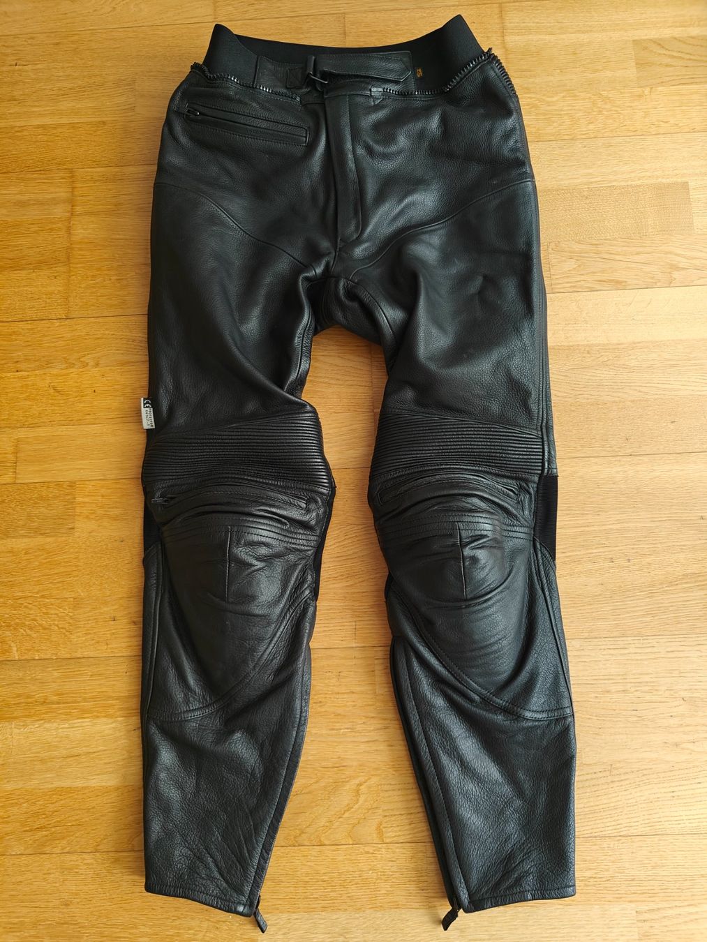 IXS Hosen: IXS Motorrad Lederhose Gr. 52 – Gebraucht aus Basel von Tiger16
