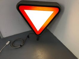 Leuchtsignal "kein Vortritt", Ampel, Verkehrsampel, Leuchte