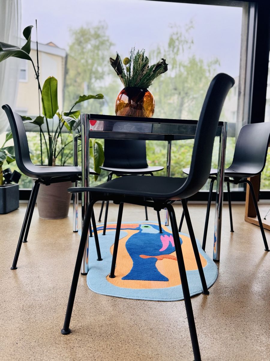 Set di tavolo e panche: Stylish USM Haller Dining Table with Four Vitra Chairs – Usato da Basel venduto da ayn_8z2s 6