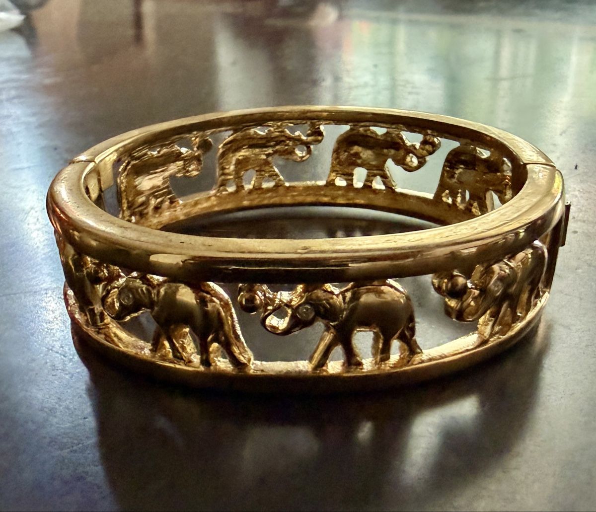 Armbänder & -reifen: Armspange mit Elefanten – Gebraucht aus Einsiedeln von Mauki 2
