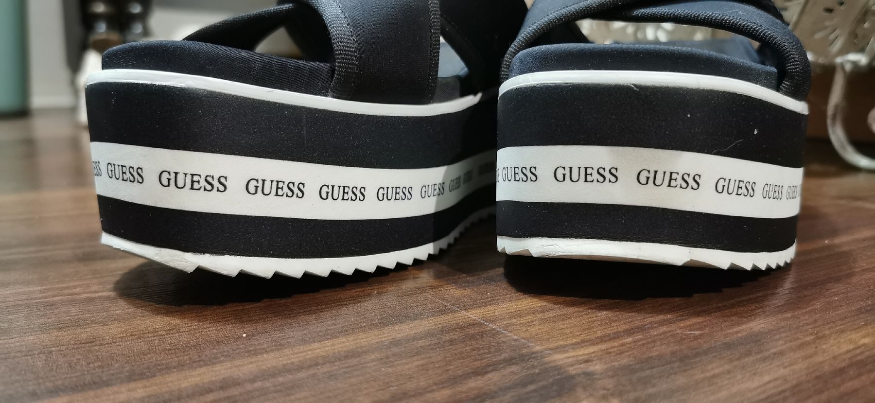 Guess Scarpe da donna: Guess Pantoletten – Usato da schaffhausen venduto da kucukaga 1