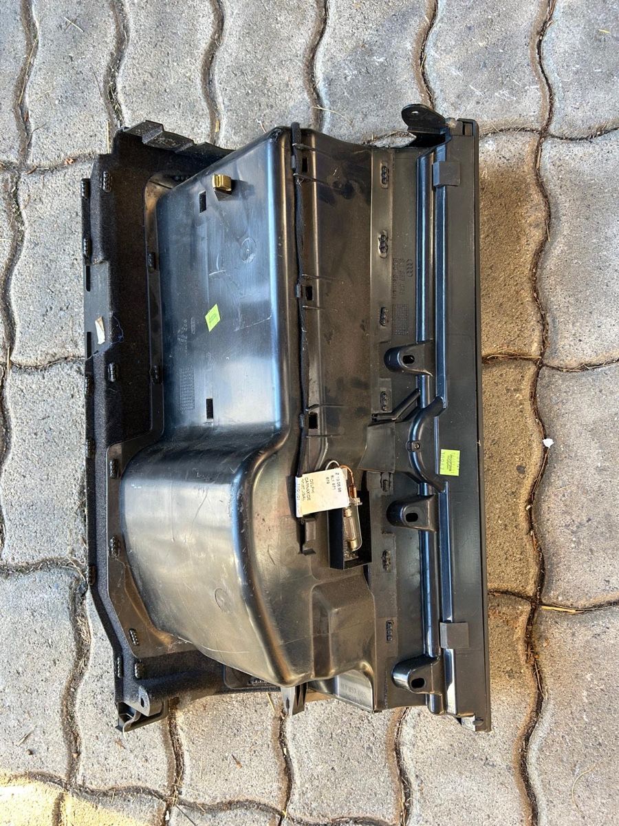 Audi Alle Autoersatzteile: Audi S3 8L Handschuhfach – Gebraucht aus Studen SZ von Rambo1 1