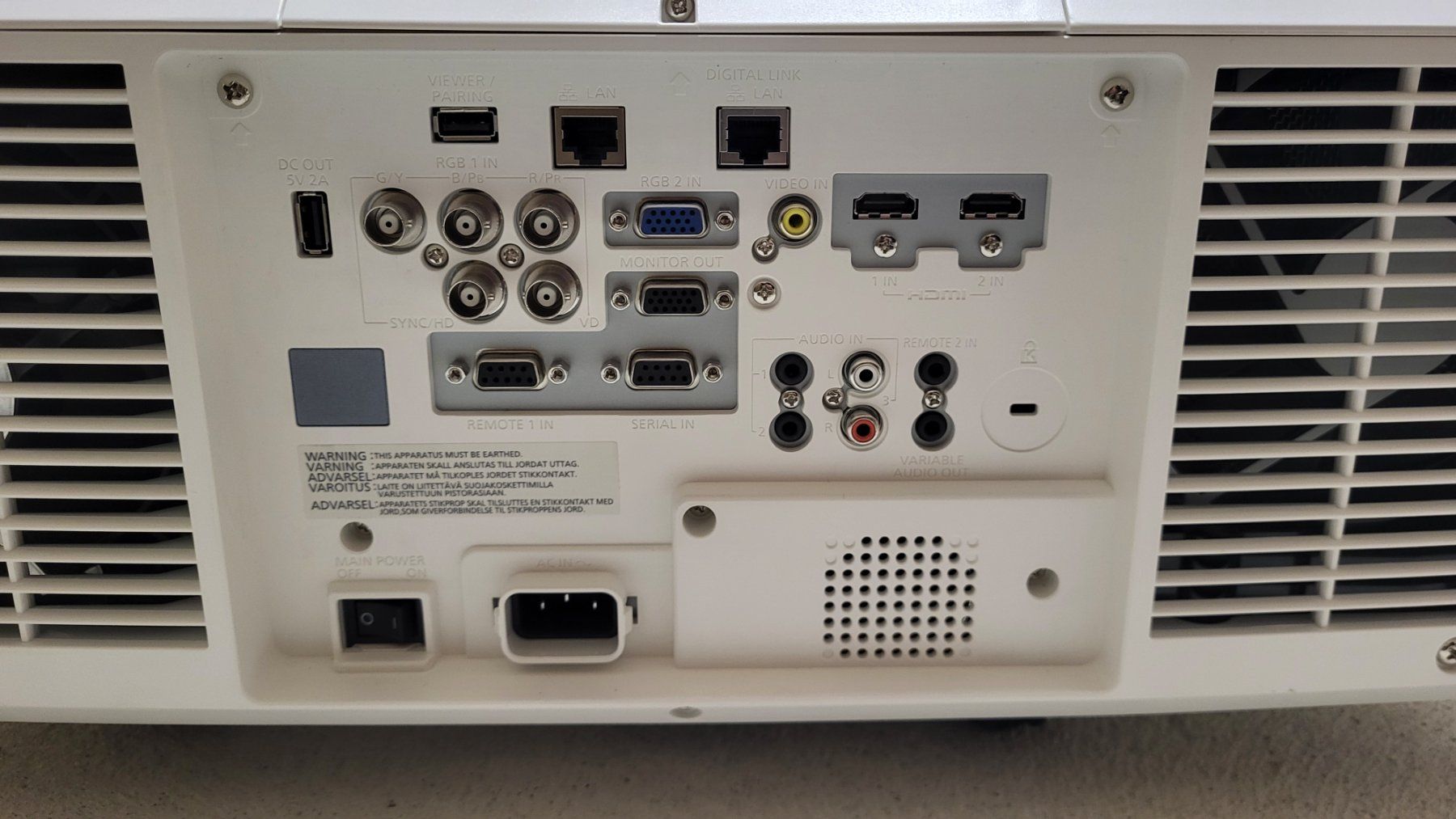 Panasonic Proiettori: Panasonic PT-MZ670 – Usato da Oberbüren venduto da slim009 2