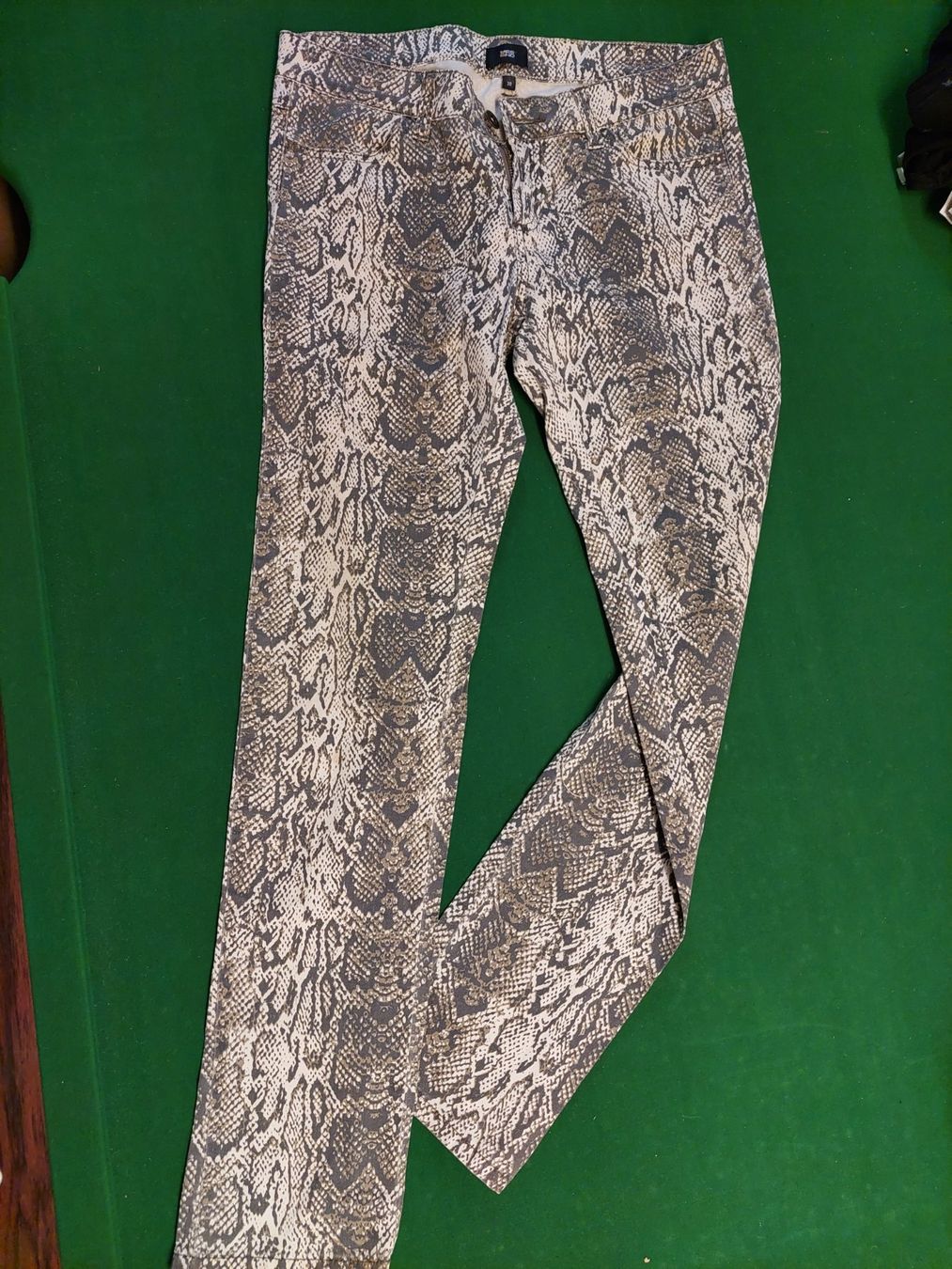 C&A Pantaloni: Hose mit Schlangenprint – Usato da Wynau venduto da Meysi