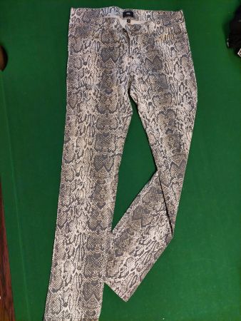 Hose mit Schlangenprint