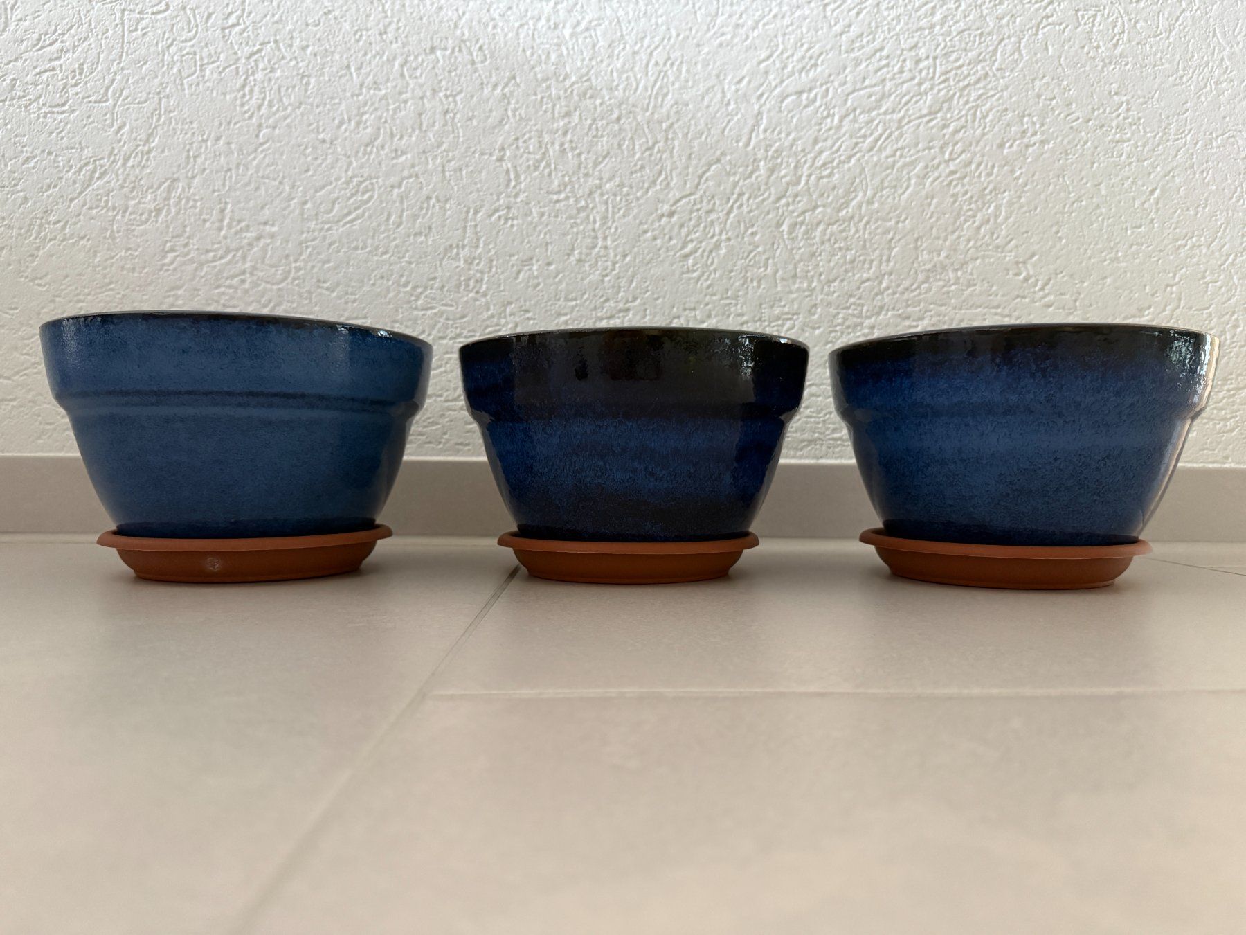Vasi per fiori: 3 Keramik Blumentöpfe blau mit Kunststoffuntersetzer – Usato da Buchs ZH venduto da Perle0811