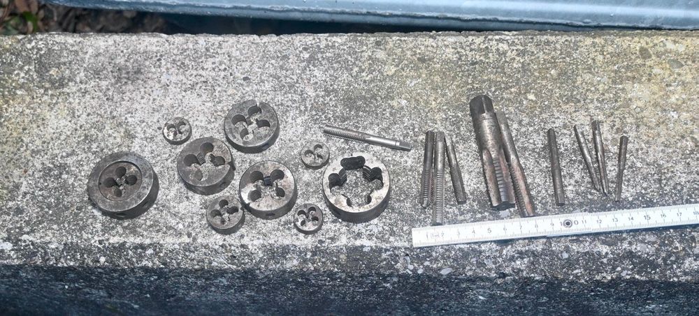 Tous les outils: Set mit alten! Gewinde Schneideisen & Gewinde-Bohr Einsätzen – D'occasion à Pfaffhausen par mono_rec 9