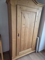 Holzschrank