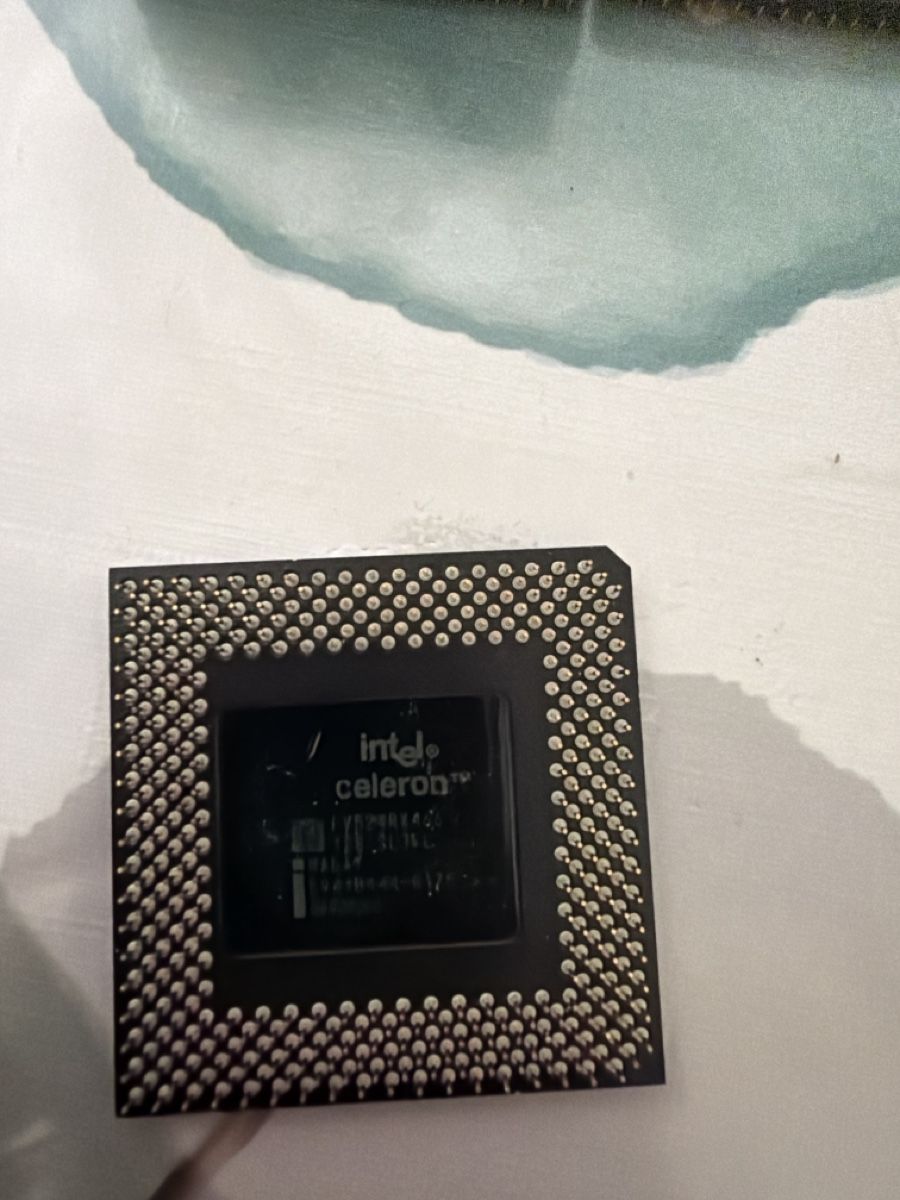 Intel Composants électroniques: Lots de processeurs Intel Celeron  – Défectueux à Martigny par capri2800 4