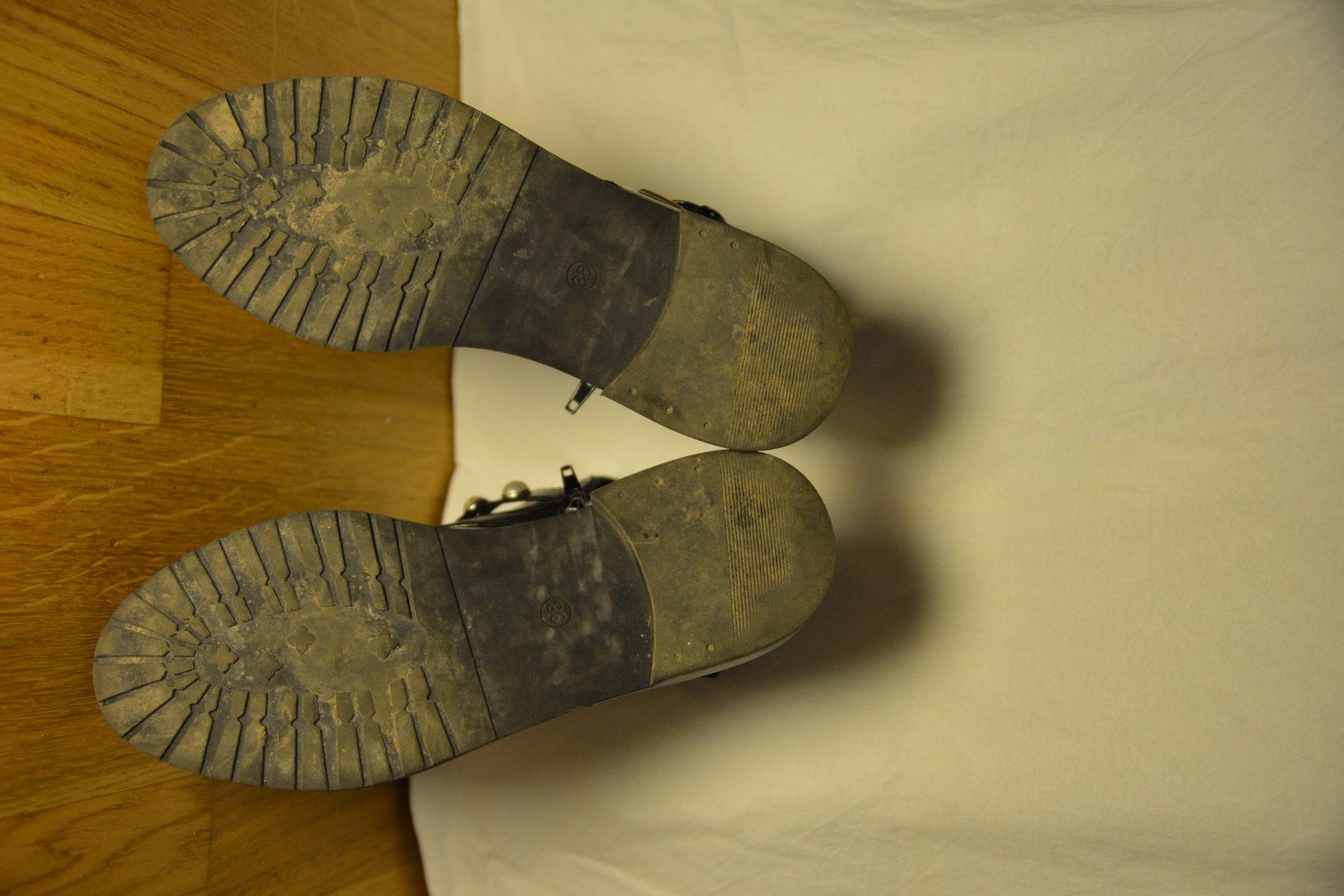 Zara Scarpe da donna: Perlen Boots/Stiefel; Schwarz glänzend ("Lack Effekt") Nr.38 – Usato da Bern venduto da plant_nerd 9