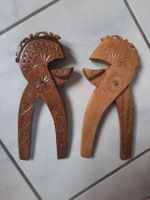 2 CASSE-NOISETTES, sculptés, en BOIS