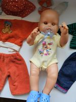 Puppe / Babypuppe mit Kleidung und Zubehör guter Zustand