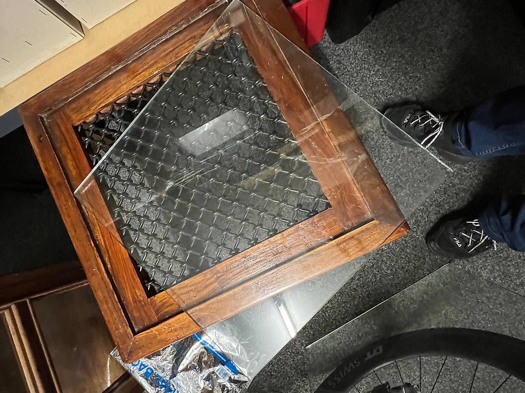 Tavoli: Alter Indischer Beistelltisch mit Glasdeckel 1970 – Usato da Triesenberg venduto da Malbun1958 2