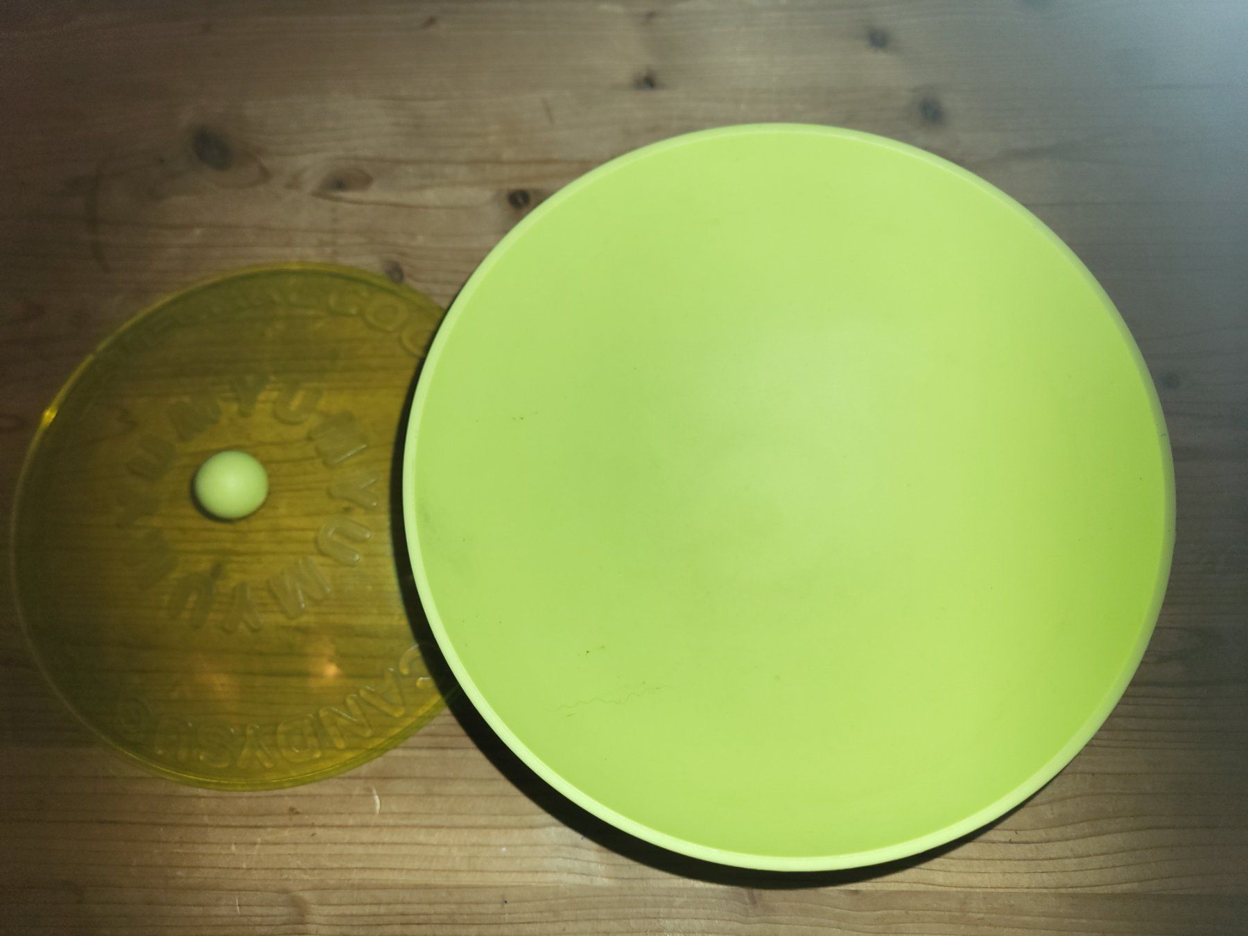 Ciotole: Grün/gelbe Plasticschüssel mit Deckel – Nuovo (secondo la descrizione) da Guggisberg venduto da Aegertenlehn 2