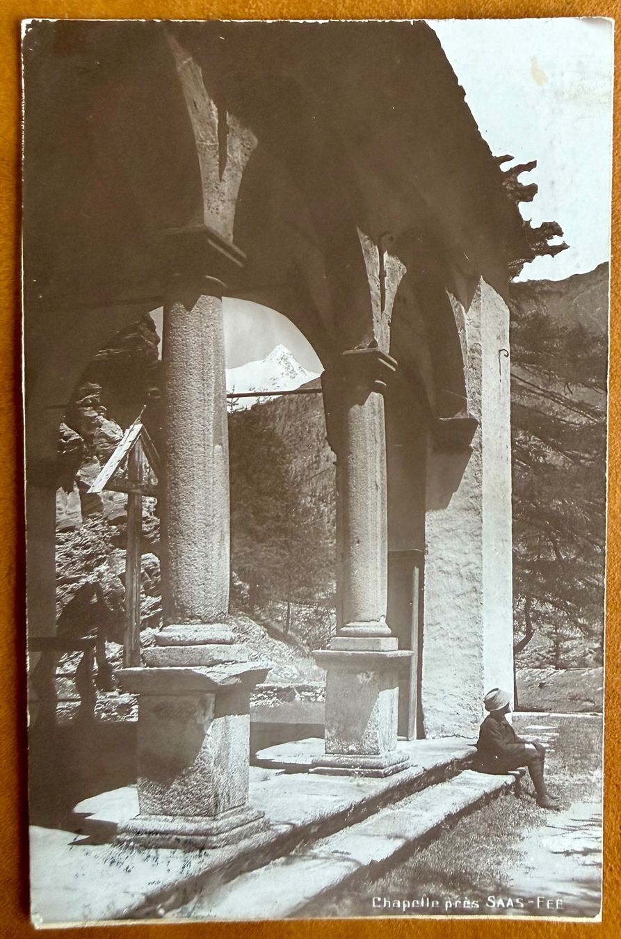 Ansichtskarten: Saas- Fée - Personnage devant la chapelle 1918 – Gebraucht aus Lutry von Ediego
