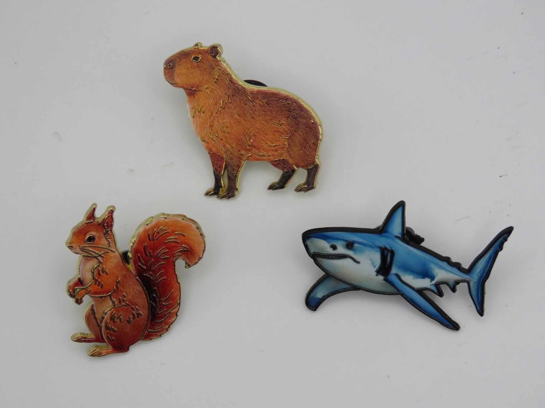 Spille & Fermagli: 3 Tier Set - PIN - Eichhörnchen - Capybara - Haifisch - Neu – Nuovo e nell'imballaggio originale da Grenchen venduto da Yamahwildstar16