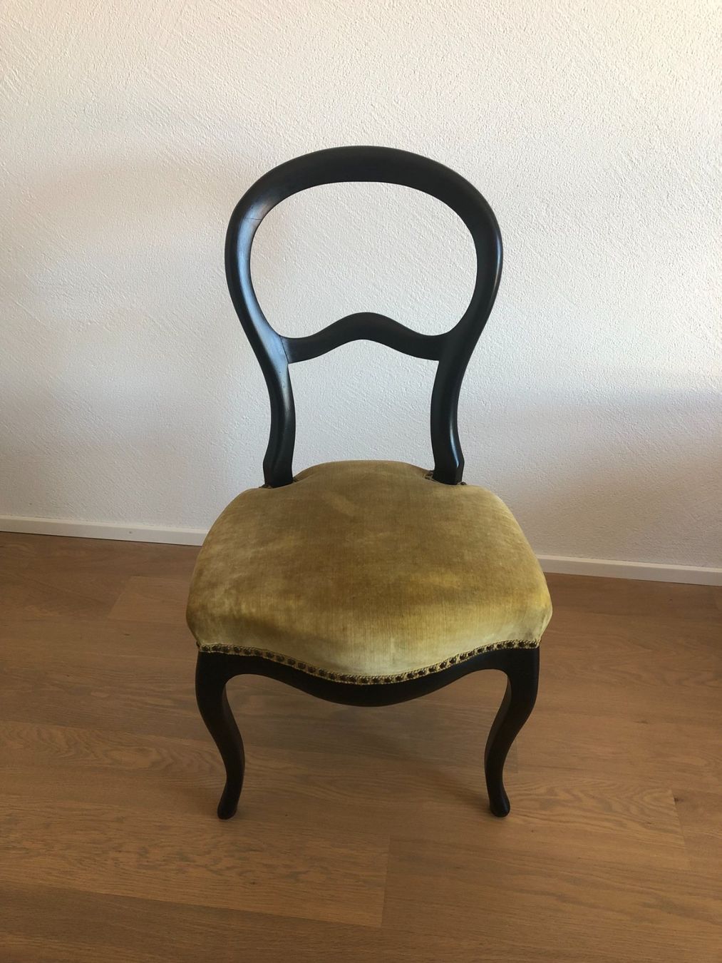 Stühle: Antiker Holzstuhl mit Velour-Stoff – Gebraucht aus Samstagern von TAAF 7