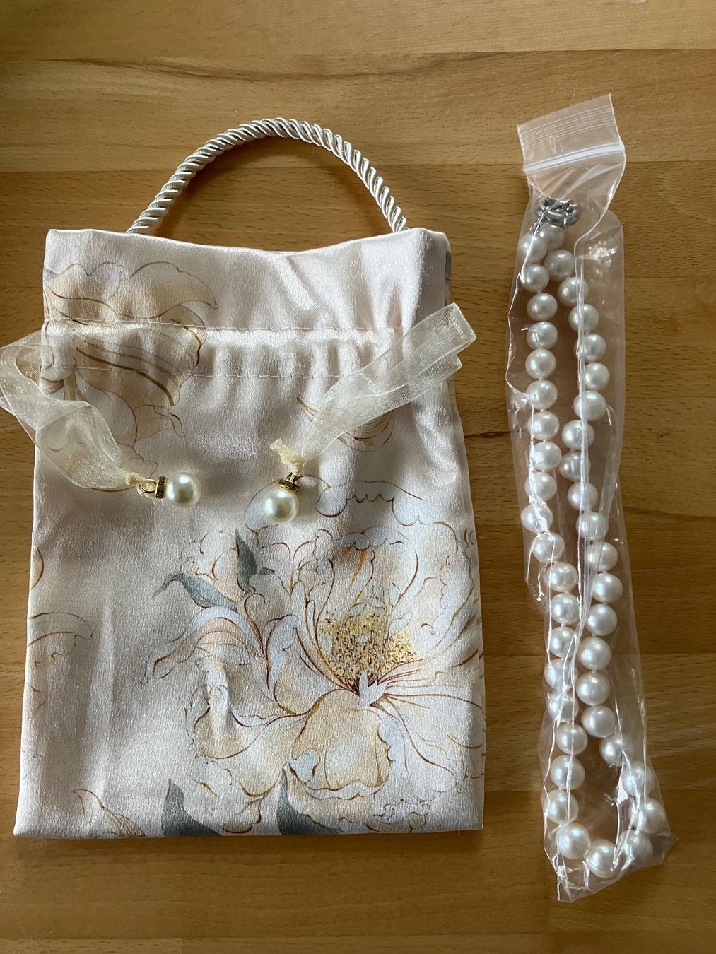 Ketten: Schöne Perlenkette mit Stoffbeutel – Neu und originalverpackt aus Olten von Dickbrave