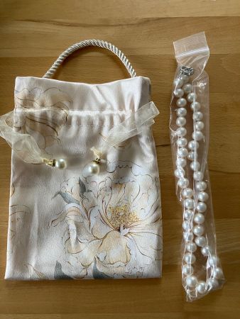 Schöne Perlenkette mit Stoffbeutel