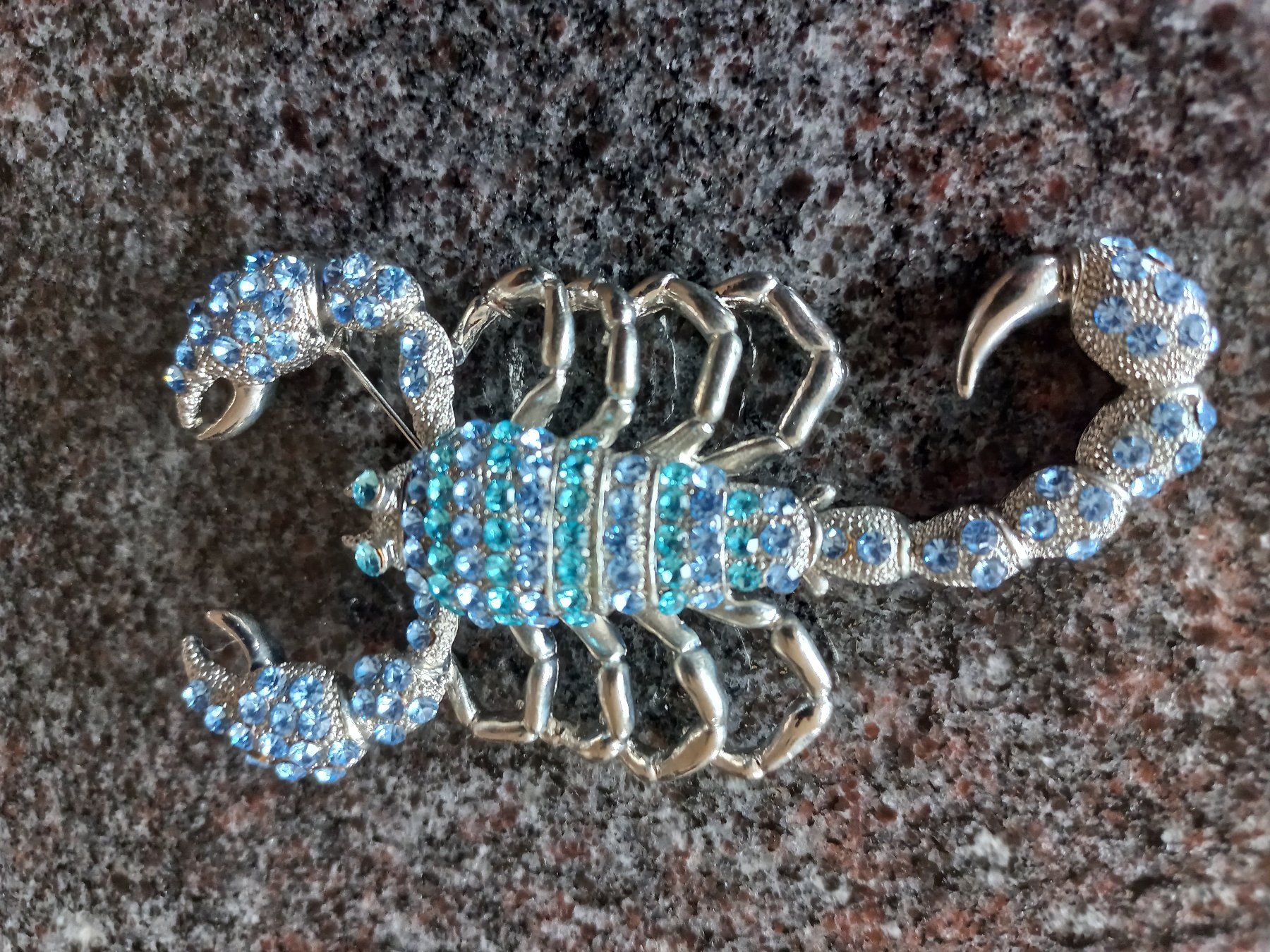 Broschen & Nadeln: Skorpion Brosche blau Strass funkelnd neuwertig – Gebraucht aus Kaufdorf von EdelmannPaPrintGmbH 2