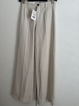 Zwei Stoffhosen in Grösse 36
