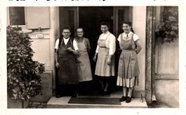Frauen in Arbeitskleidung, Mann mit Arbeiterschürze