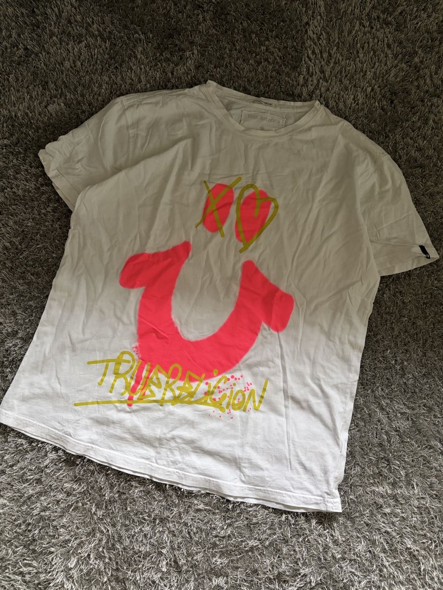 True Religion T-shirt: True Religion White Graphic Tee – Usato da Brislach venduto da edu_t6pq