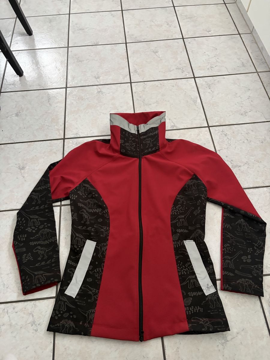 Jacken: Coole Softshell Jacke mit Dinos, Gr. M - L rot, schwarz – Gebraucht aus Sevelen von gsandax