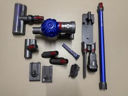 Staubsauger Dyson V7 mit viel Zubehör