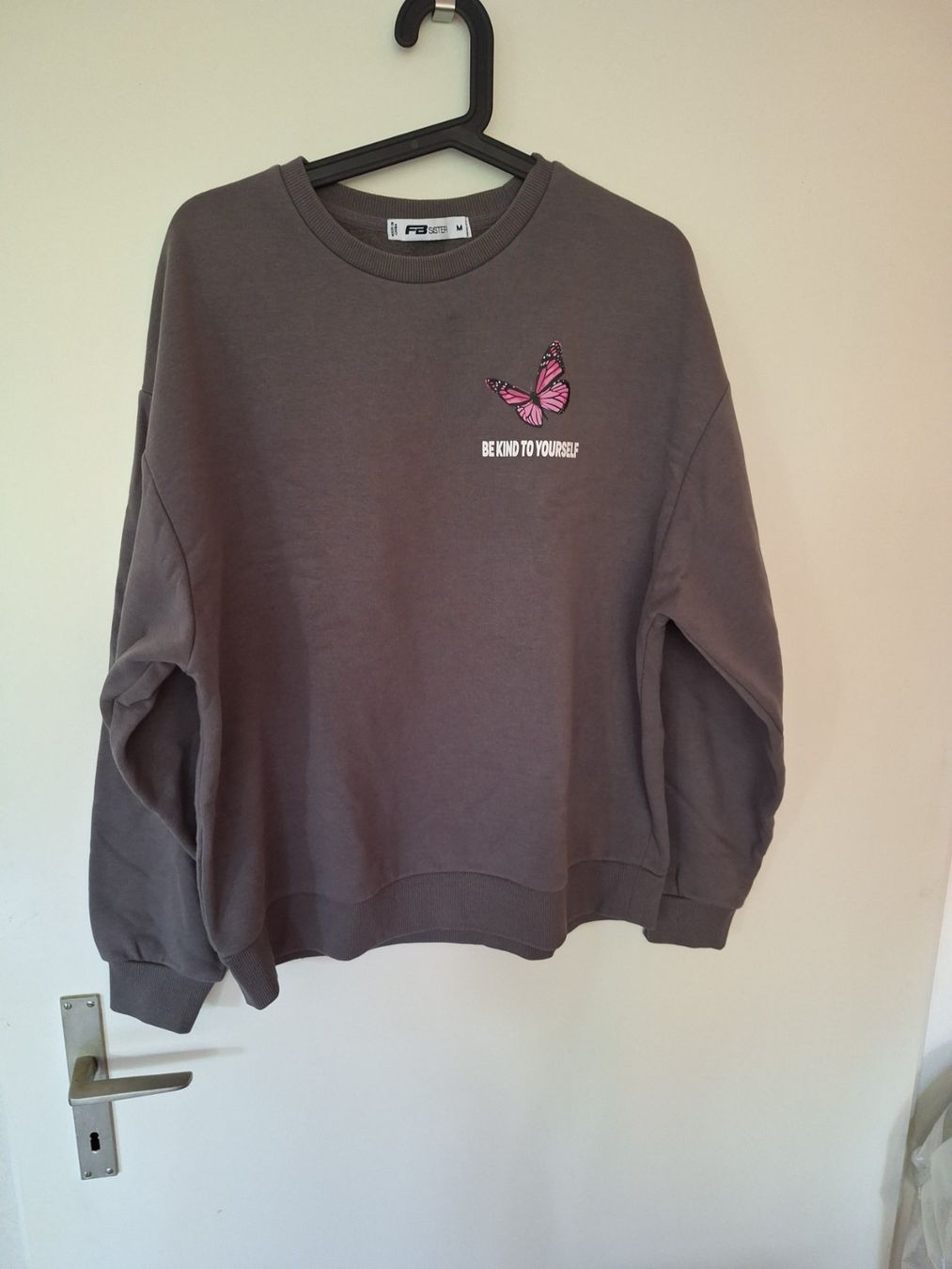 Maglioni & Felpe: Grauer Herbst Pullover mit Schmetterling, Grösse M – Usato da Aesch BL venduto da sar_j59l