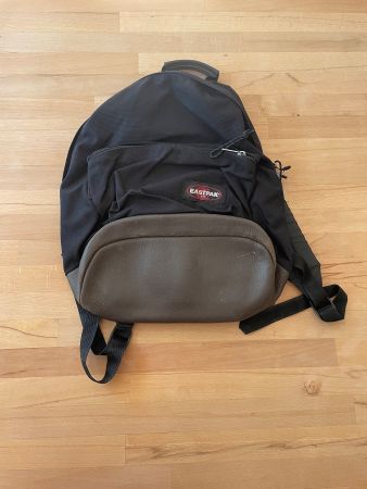Eastpak Rucksack schwarz mit Boden in Lederoptik braun