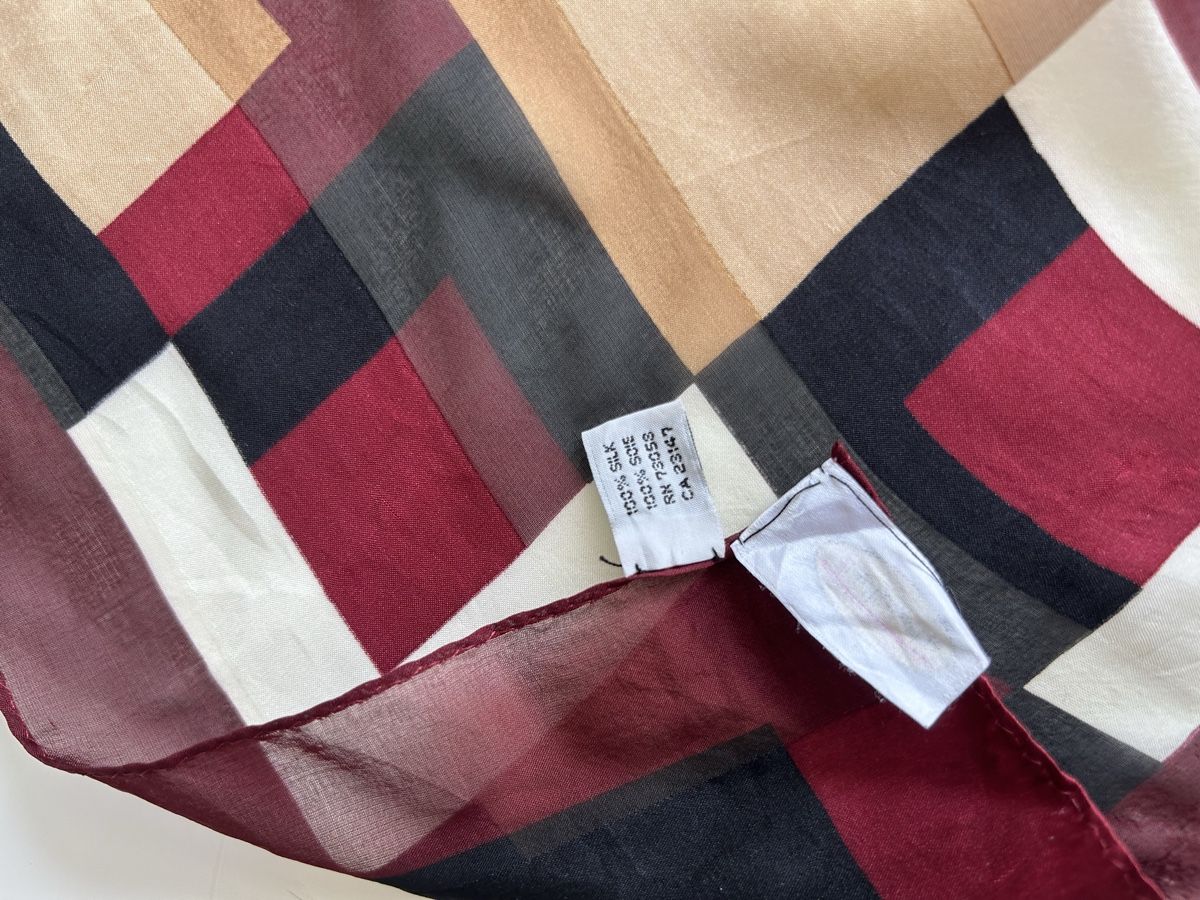 Foulards, Tücher & Schals: Talbots Scarf 100% Silk Geometric Pattern good condition – Gebraucht aus Saland von ele_vc96 3