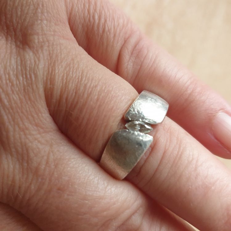 Entdecken Sie Ring Bliask Mit 0.184 Karat Weißer Saphir Rund Weißgold 585