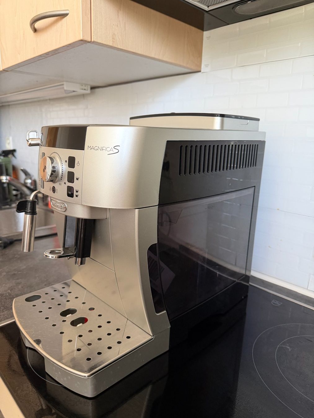 Kaffeemaschinen & Espressomaschinen: DeLonghi Magnifica S Kaffeevollautomat – Gebraucht aus Oberrieden von 4dam 1