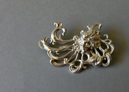 JUGENDSTIL (?) BROSCHE, METALL VERSILBERT, EIN FRAUENKOPF.
