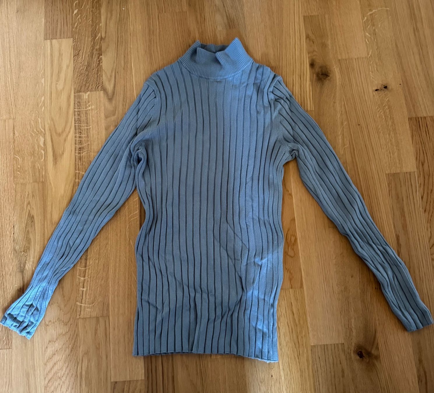 C&A T-shirt: Blauer gerippter Rollkragenpullover – Usato da Kleinandelfingen venduto da les_gb7w 1
