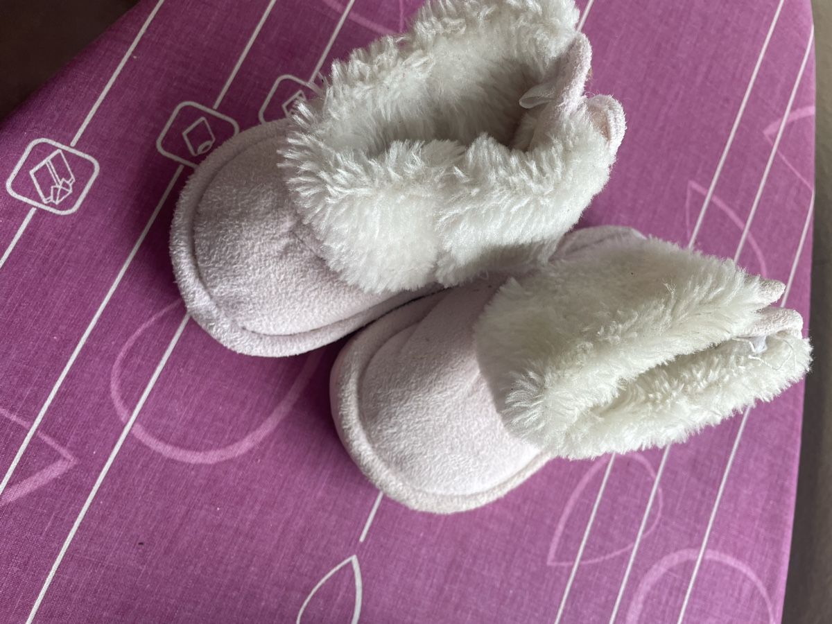 Scarpe per ragazze: Chaussures enfants taille 18 – Usato da Les Geneveys-sur-Coffrane venduto da pipocas2009 2
