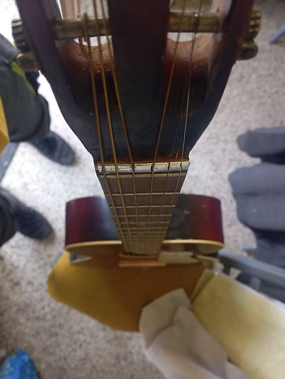 Strumenti musicali: Accoustic guitar – Usato da Basel venduto da Petergunn 4