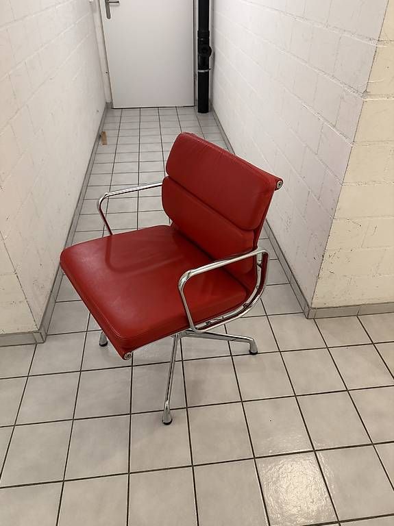 Vitra Stühle: 2x Vitra Eames Soft Pad Chair EA 208 Rot – Gebraucht aus Frauenfeld von Elooooo 1