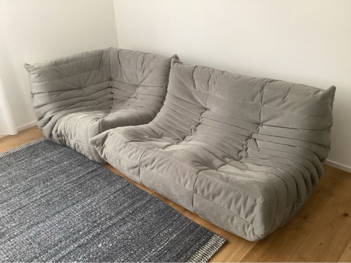 Ligne Roset Divani: Ligne Roset Togo Sofa und Eckteil in Alcantara Silver – Usato da Gunten venduto da asa017