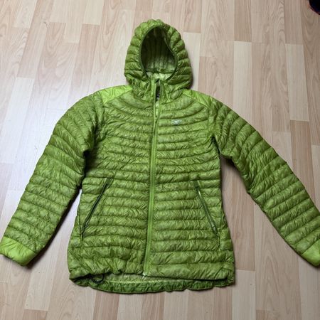 Arcteryx leichte Daunenjacke mit Kapuze Damen Grösse M, lime