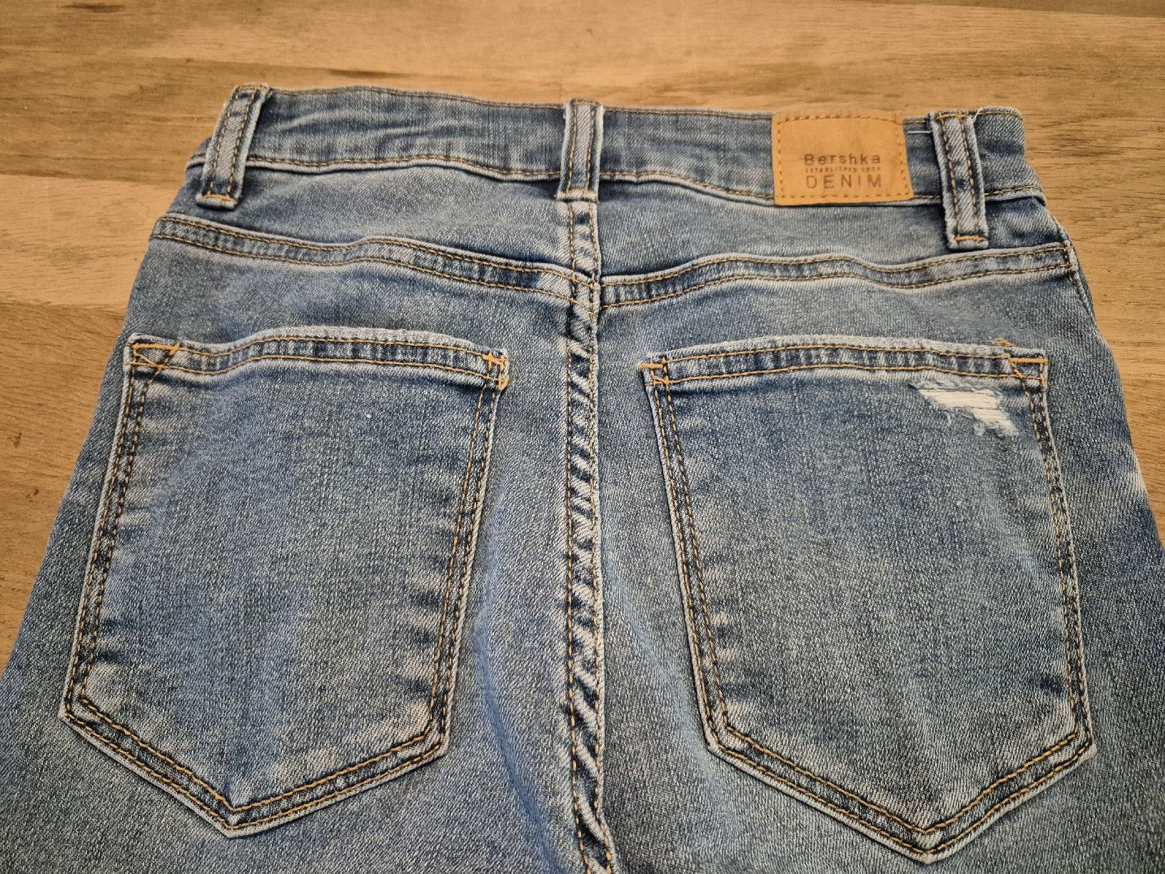 Bershka Pantaloni: Jeanshose Gr. 34 von Bershka – Nuovo (secondo la descrizione) da Urtenen-Schönbühl venduto da Chaeppeler 2